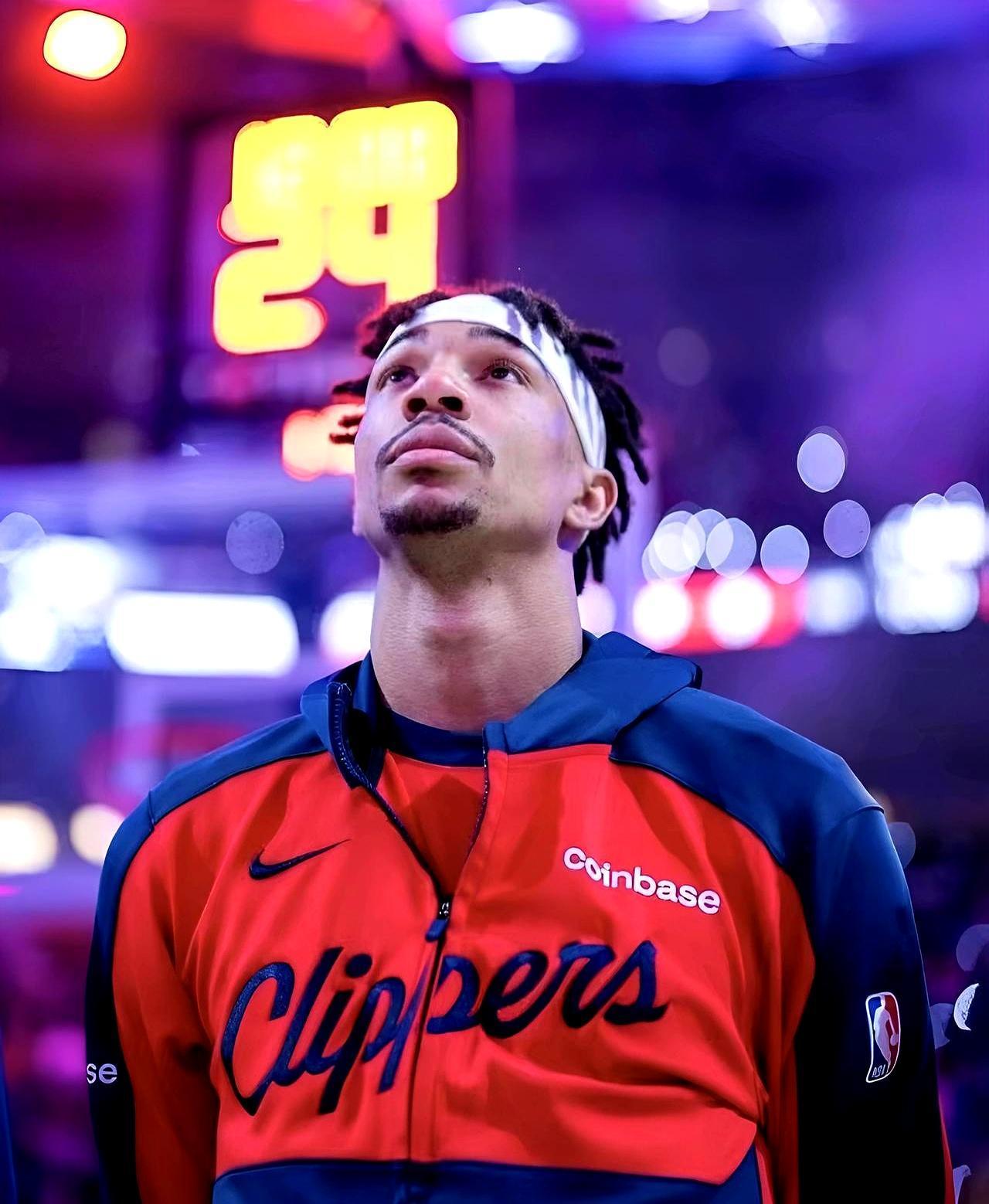 快船捡到的48号秀乔丹·米勒，现在打疯了。
 
去年刚转正就被裁，夏天又拿双向合