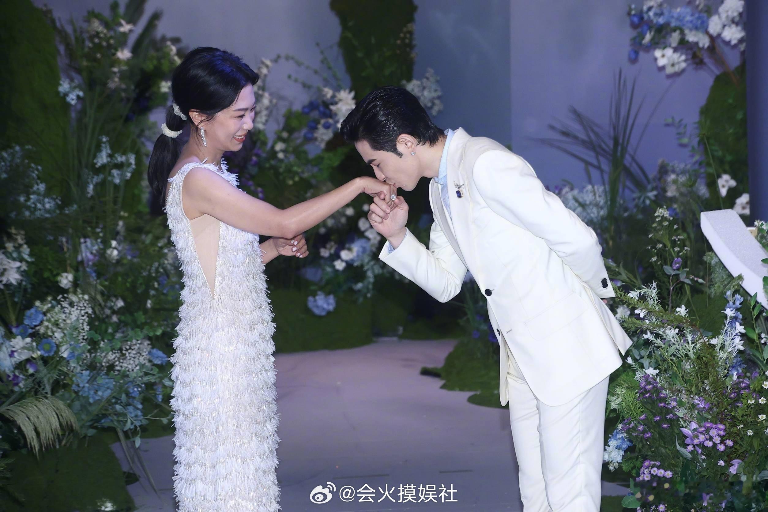 甜得想哭惹🤵🏻#萧敬腾林有慧婚礼亲吻#  👰🏻#萧敬腾林有慧婚礼现场# 