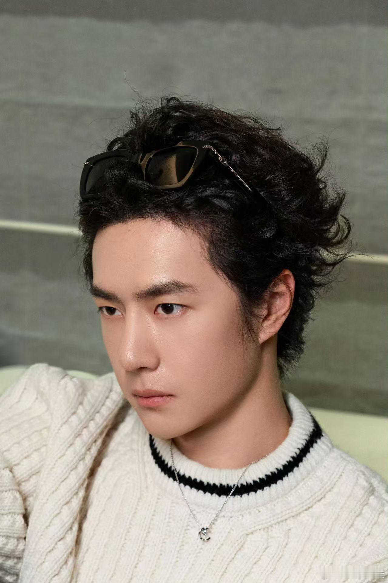 王一博卷毛更新王一博白色编织毛衣王一博白色编织毛衣，好帅，好耶 