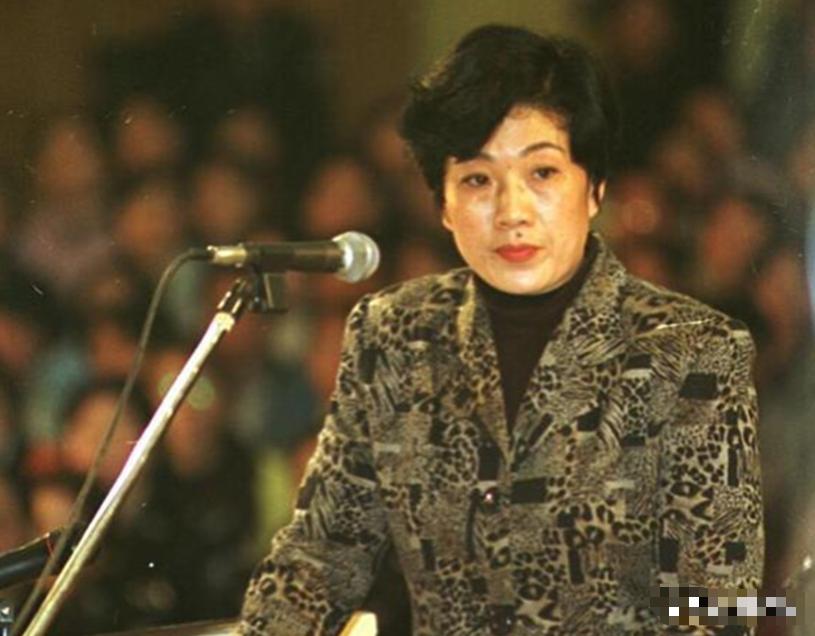 2001年，入狱的“女老虎”蒋艳萍为了和外界联系，将目光锁定到了看守所副所长万江