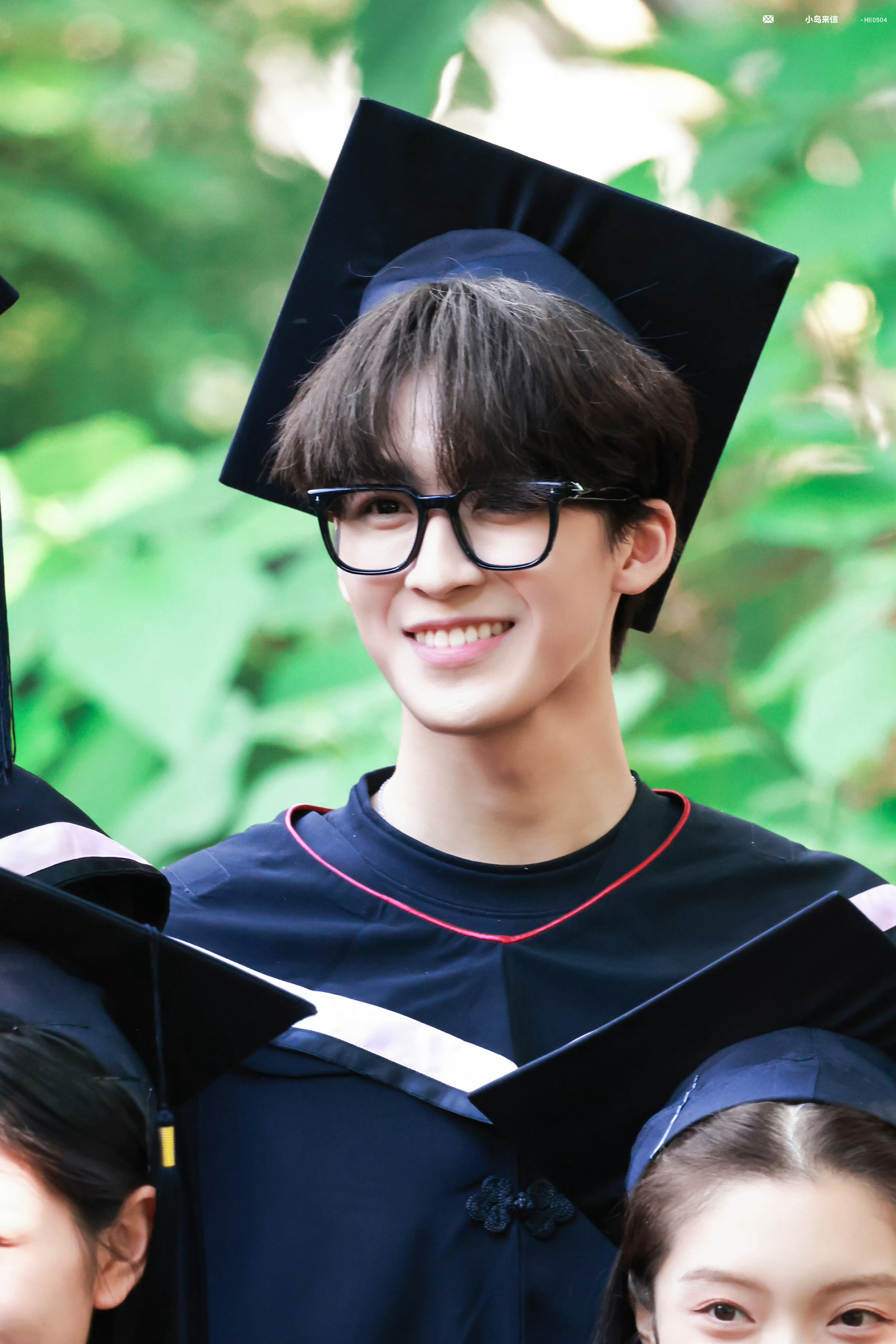 何洛洛能拍毕业照🎓笑得很开心