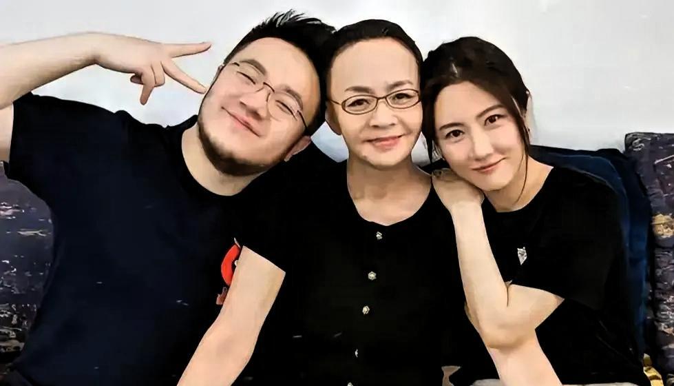 张本美和，是国乒未来十年最凶险的“兴奋剂”。
这次WTT，她打疯了。15岁的年纪