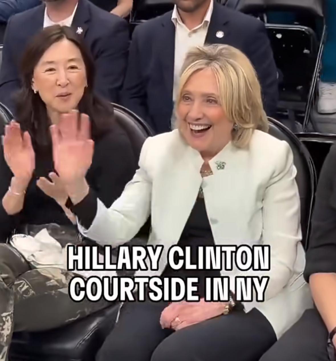 吴明华和蔡崇信离婚后首露面！和希拉里坐在一起，依旧气质卓然。

她现身纽约自由人