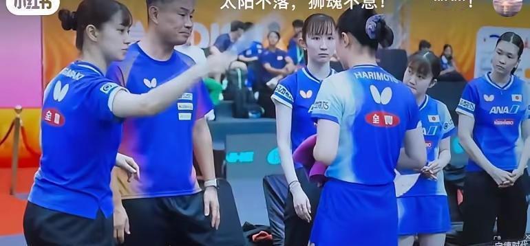 她们没喊口号，却把扇子扇成了团队的图腾。
桥本帆乃香刚打完双打，汗珠子还在往下砸