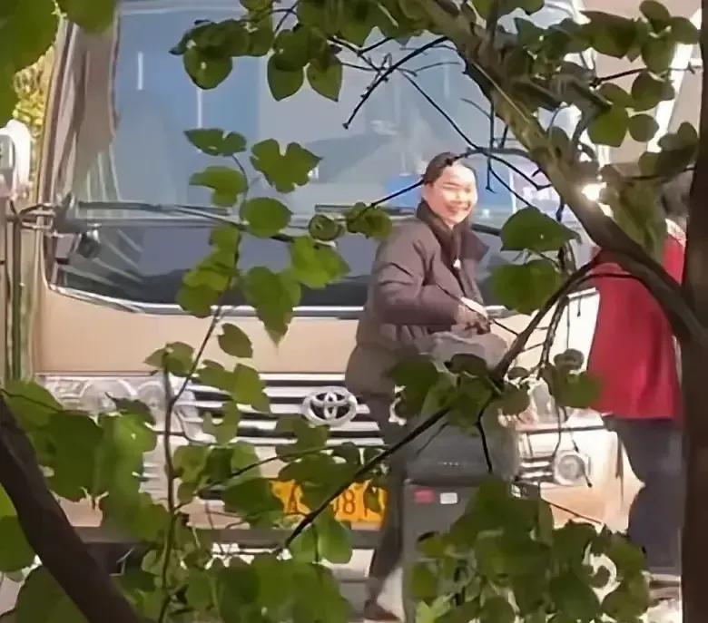 全运会训练刚结束，佳佳拖着行李箱，一头扎进北京的傍晚人潮里。

路旁的白车停了又