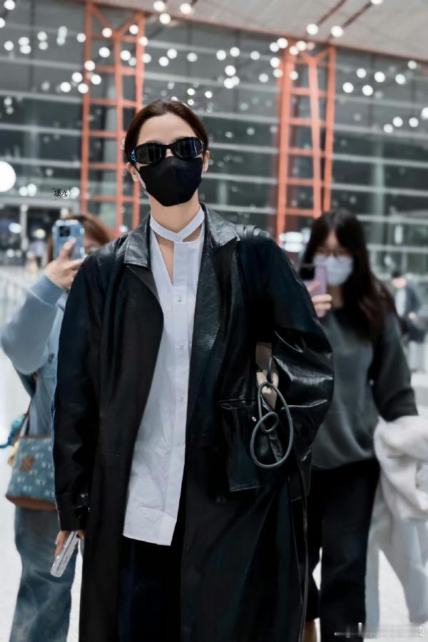 历届金鸡奖影后颁奖环节星光熠熠，辛芷蕾获影后称号后，公开亮相仅三场。这份低调的坚