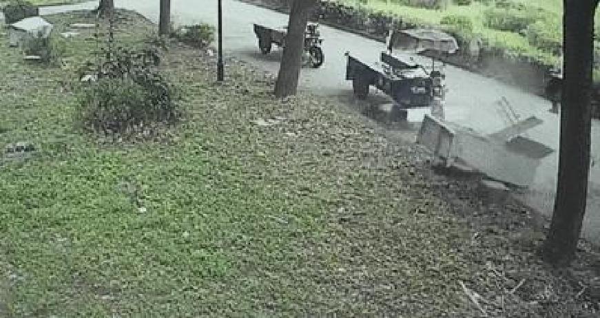 这事发生在嘉兴南湖区某小区，挺突然的，就是一个普通家庭因为琐事吵起来，结果夫妻两