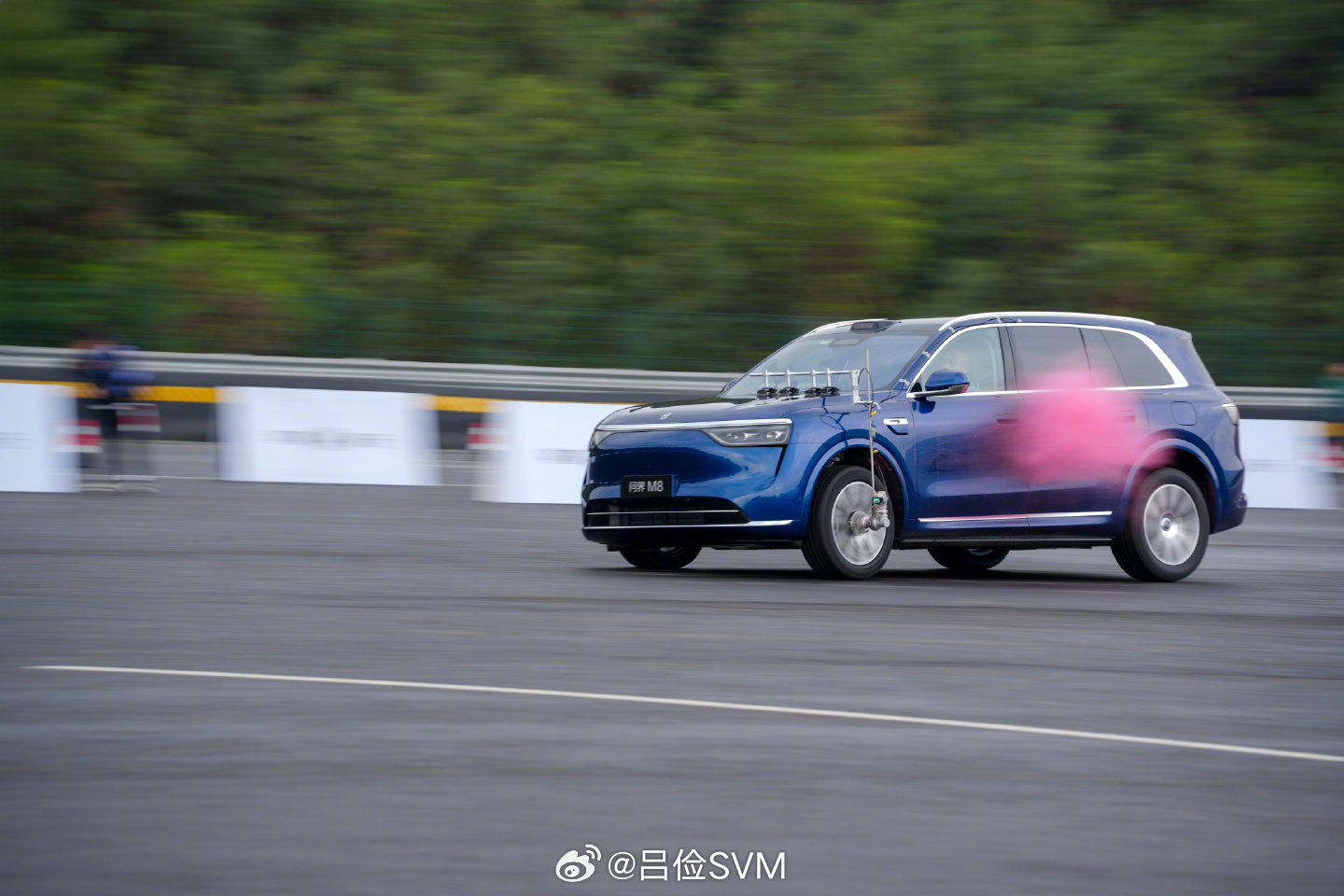 之前我查那个大型SUV的销量，我才发现M8的销量差不多是M9的两倍。我发现了一个