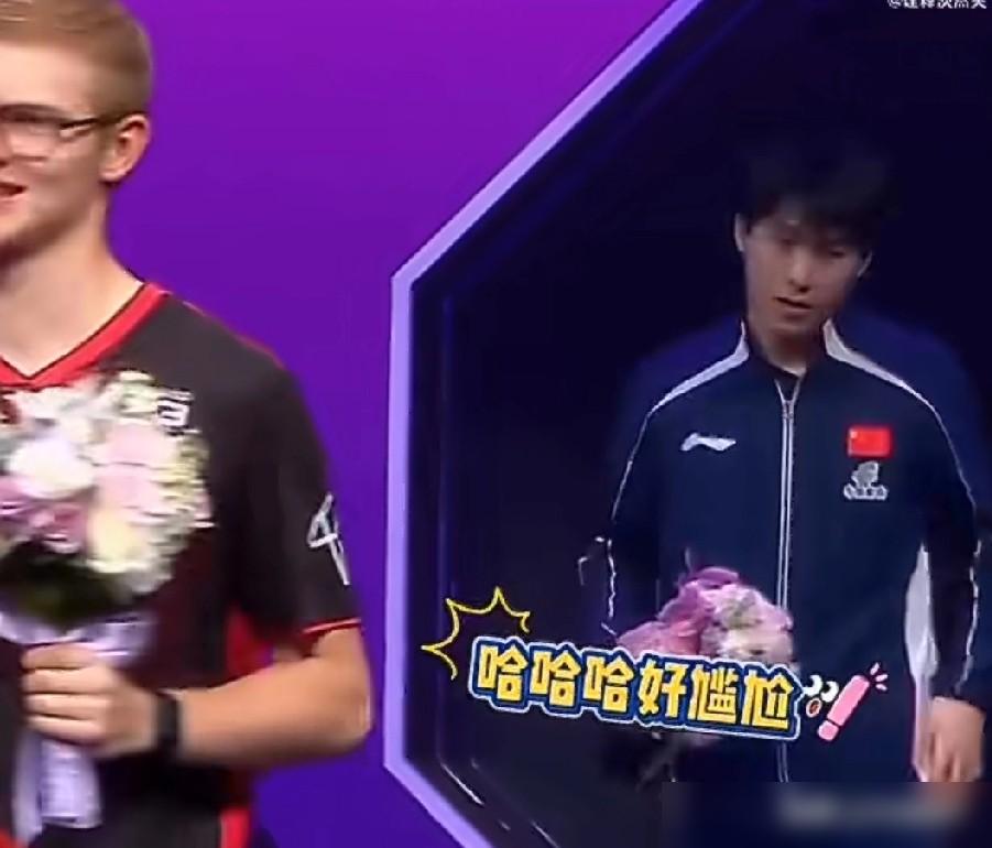 刚领完冠亚军，俩19岁小子扭头就跑，把王励勤直接晾在颁奖台！
你敢信这俩的来头