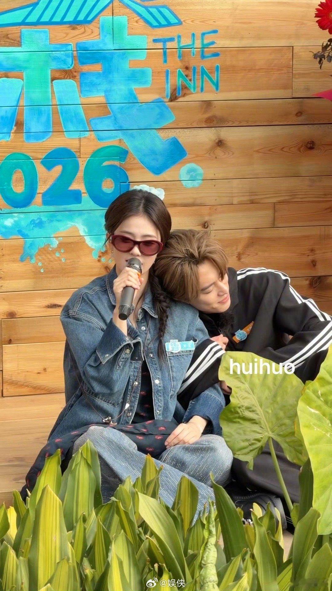 王鹤棣依偎在白鹿肩上亲爱的客栈2026 海边客栈的温柔瞬间！棣棣靠肩的画面甜度拉