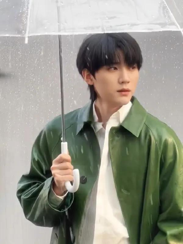 周翊然新剧雨夜氛围感雨夜名场面刷屏✨周翊然新剧放出雨中片段，冷雨朦胧，氛围感直接