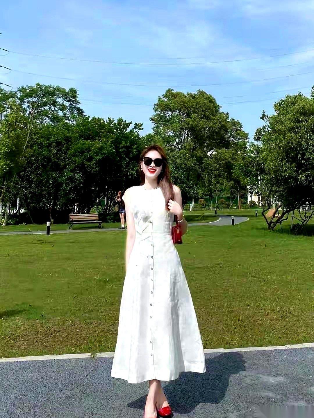 我推开衣帽间的门，光线照亮一排排衣服。黑的、白的、花的，像列队的士兵，等着我检阅
