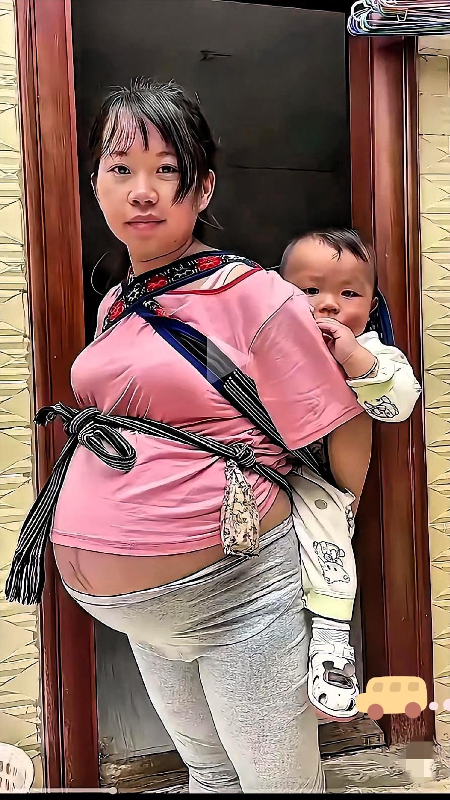 刷抖音时我被一位哺乳期妈妈的经历深深触动。她老公在外挣钱，自己在家带娃，怀一个还