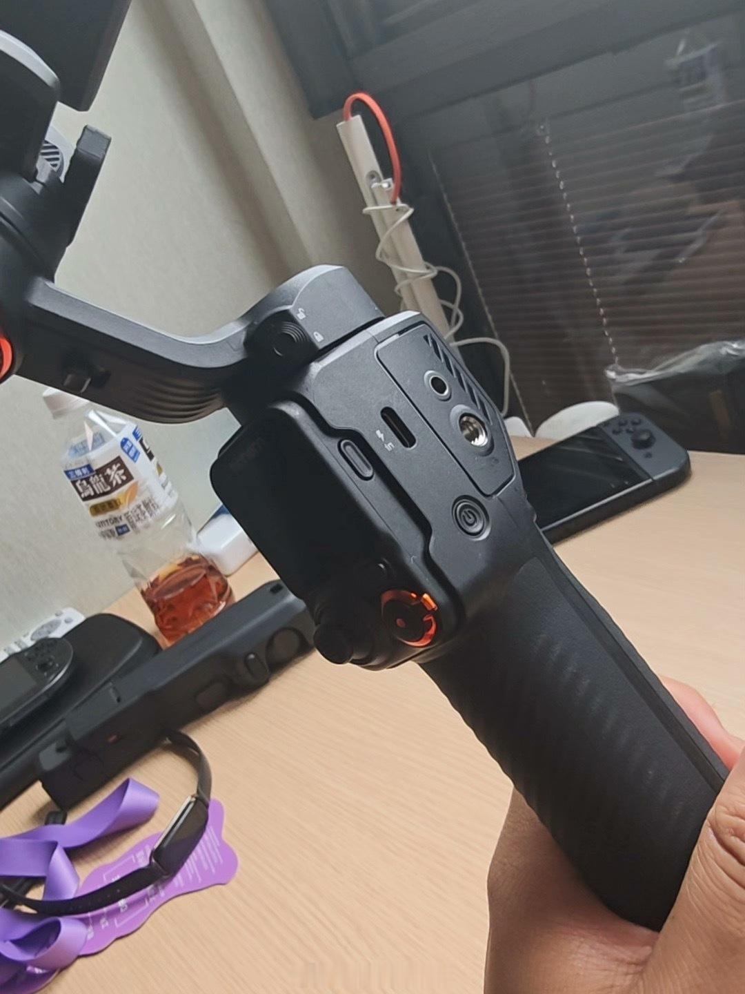 闲鱼上卖了个云台发出时候一切好的，还特意发了多角度过去到了他手上说屏幕坏的要退款