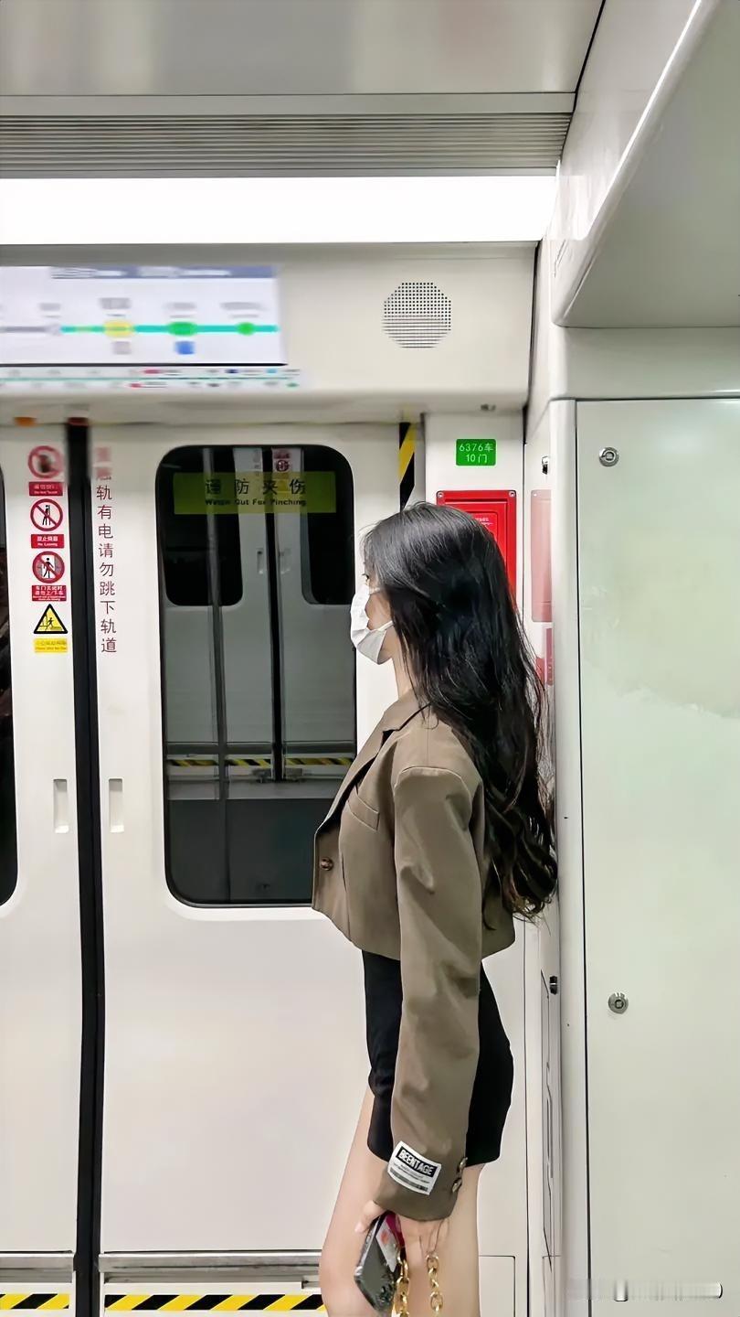 早高峰地铁惊魂：人出来了，壳留下了🚇

今早出门，春风又香又甜
心情美美哒上了