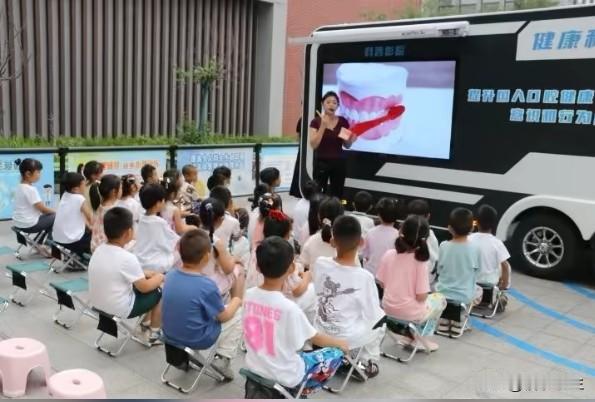 家庭医生进校园：青少年健康守护战打响，代表建议推动家庭医生签约服务进校园，直击青