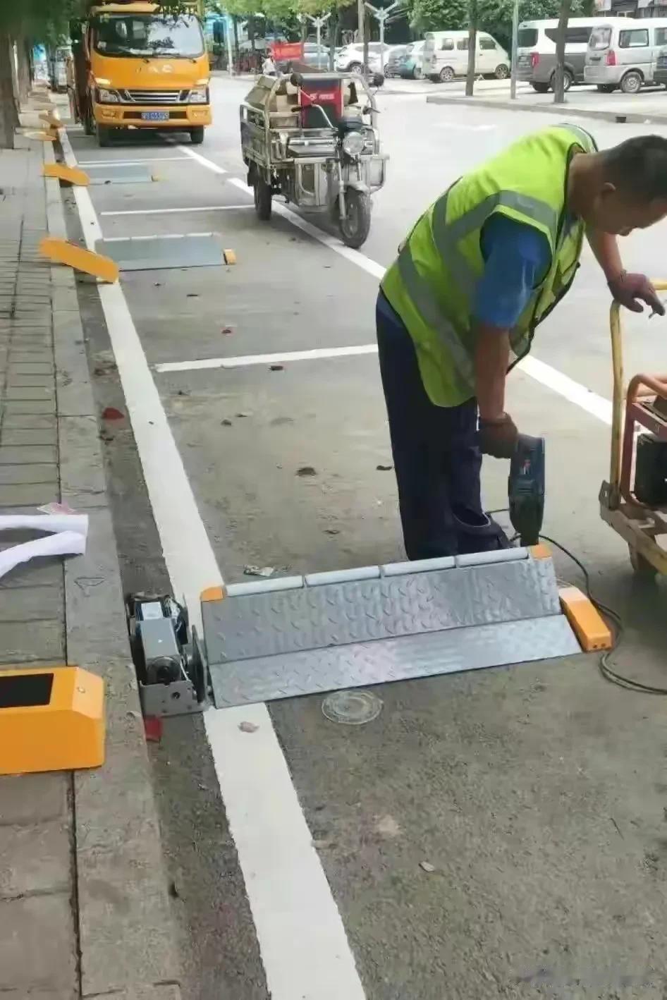路边停车收费可以，而且是光明正大、堂而皇之地收，摆摊就不可以，发现一个灭一个。
