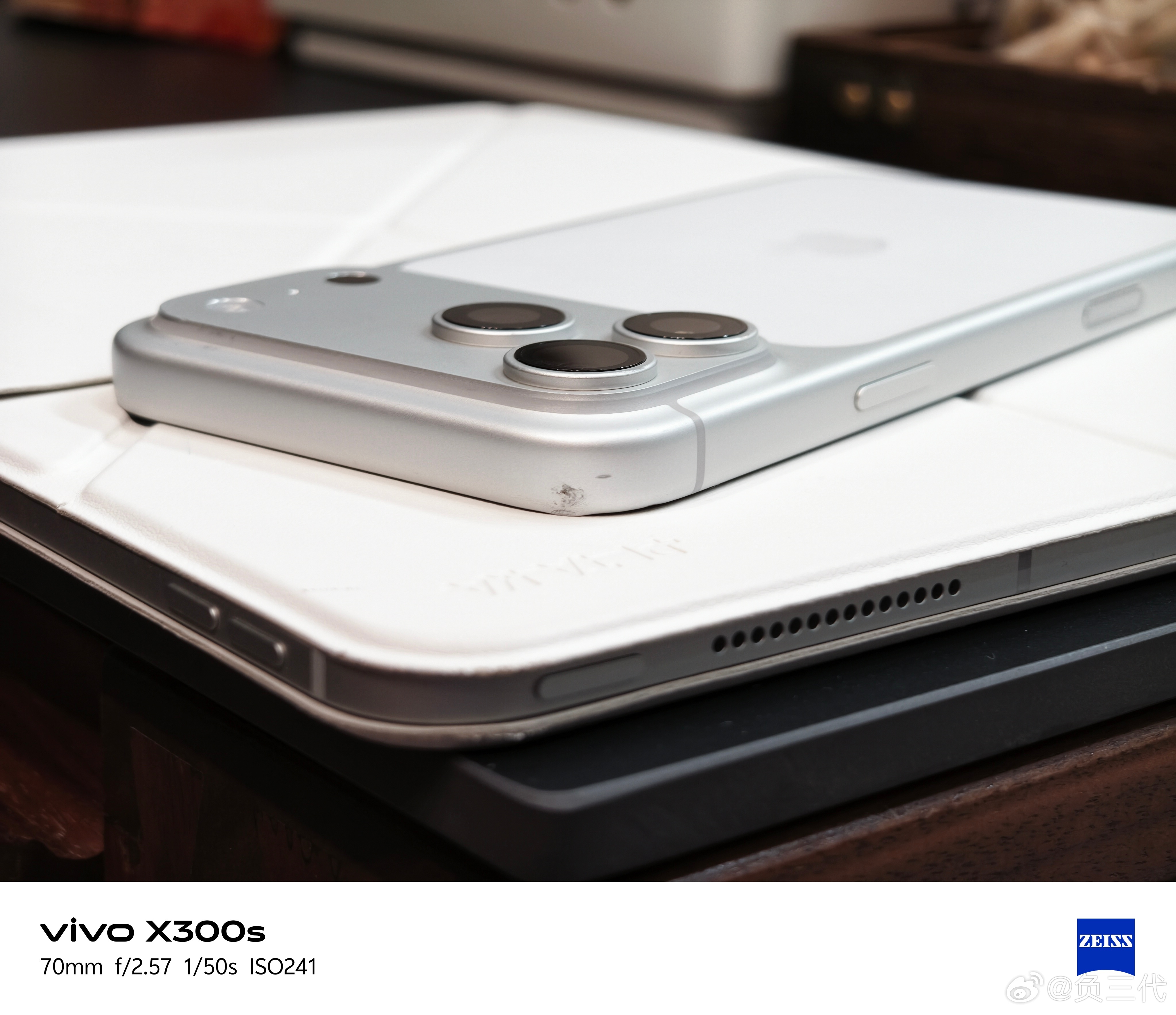 晚上和同事吃完便饭，我说打个车回去吧起步价，怪冷的。他非忽悠我骑共享电动车，这下