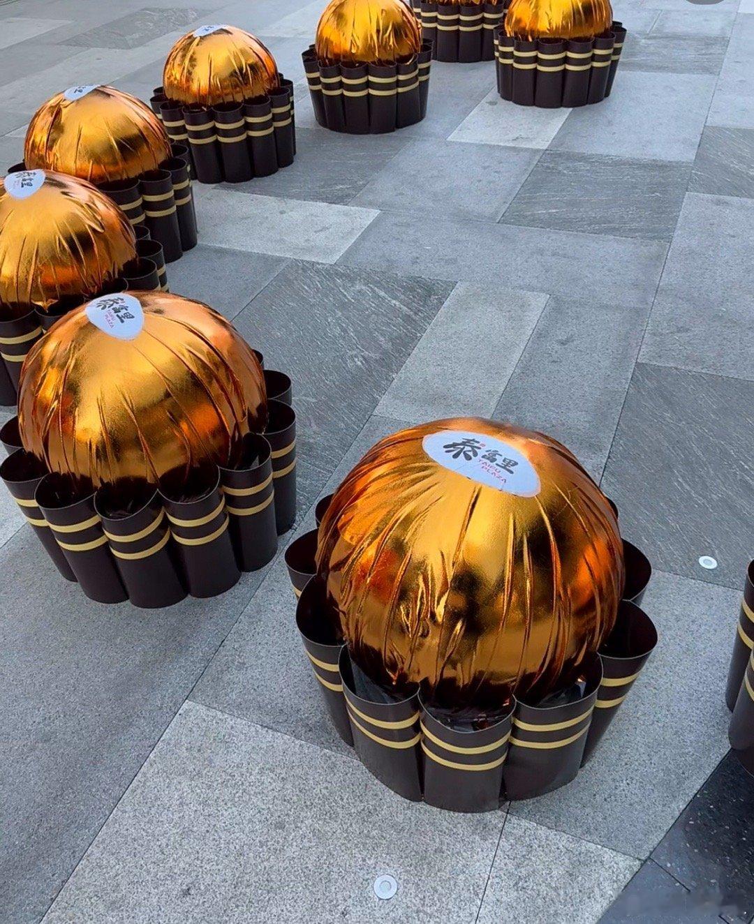 过年了没什么好送给首页粉丝的，一人赏一枚巨型费列罗吧。祝你们和家人吃年夜饭的时候