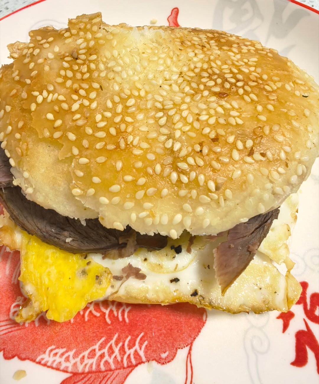 今天早上自制一个烧饼加牛肉煎蛋🍳这一个吃完感觉到了中午都不会饿。太瓷实了！ 