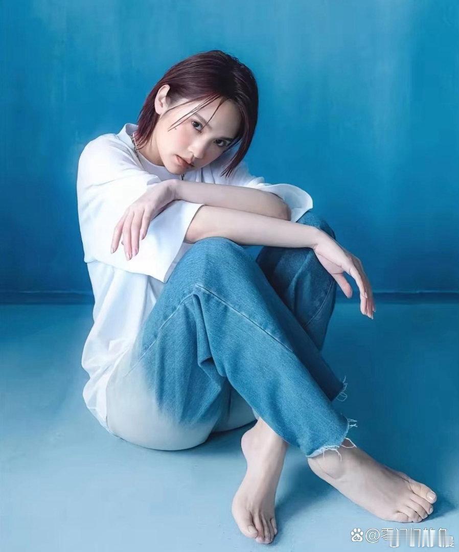 杨丞琳的足部线条精致好看，肤质细腻温润，体态尽显柔美气质，精致细节格外迷人 