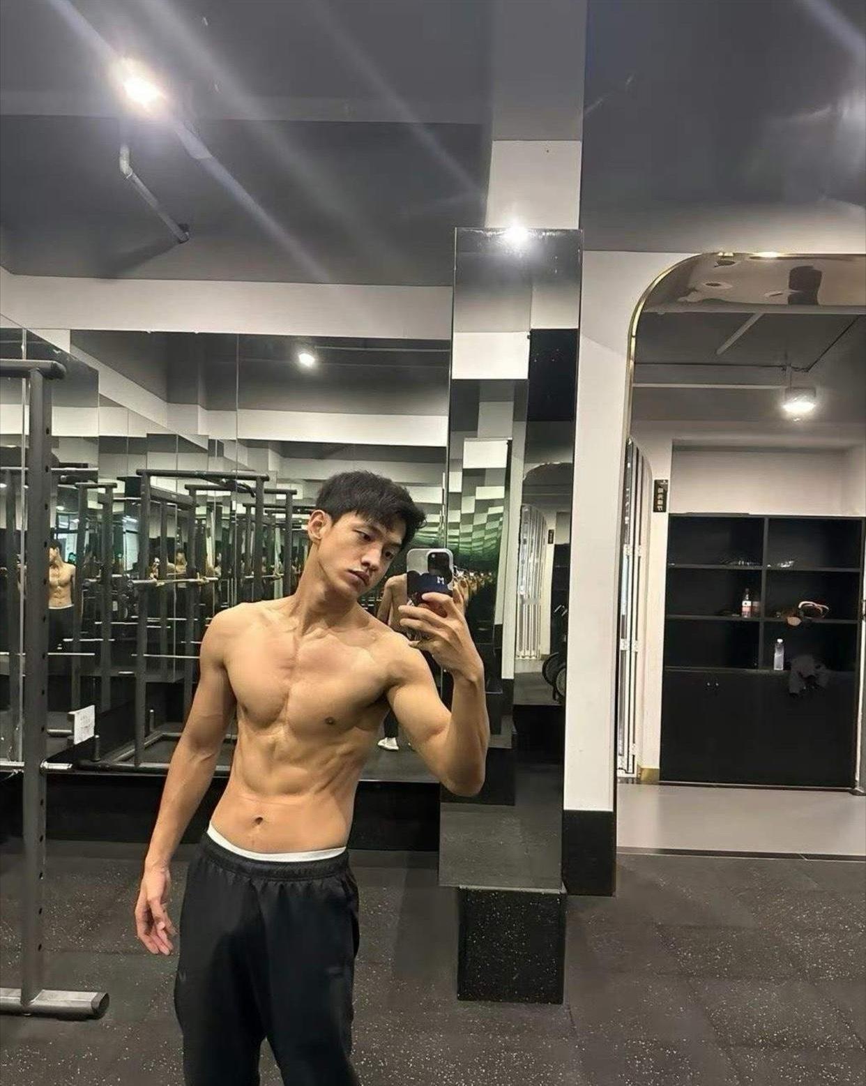 车澈离婚后成功瘦身68斤，还瘦出了尖下巴，撞脸具俊晔。车澈嘴上说着离婚不在乎，但