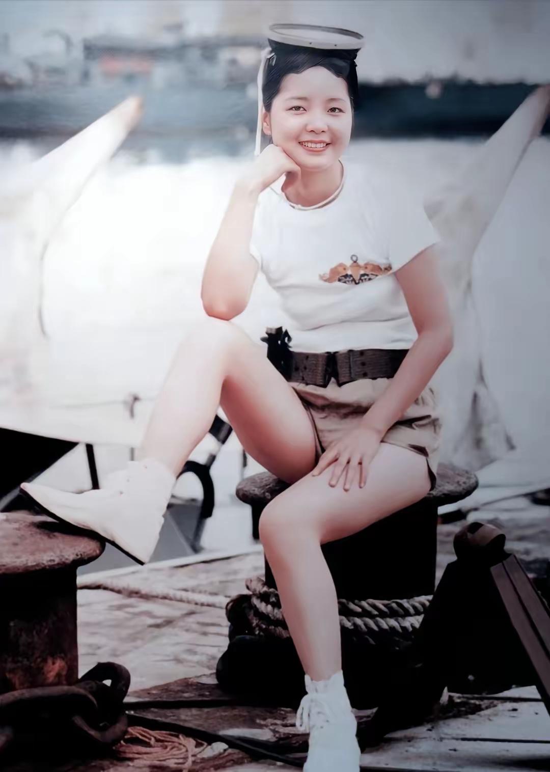 那个时候的一代歌星邓丽君，讲一口地地道道的国语，没有丝毫的港台口音。唱起歌来吐字