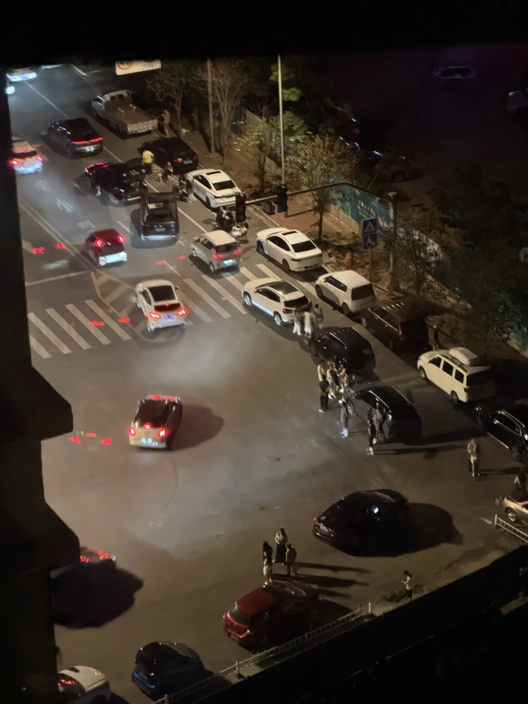 柳州地震！！！好多人把车都开出来了…………