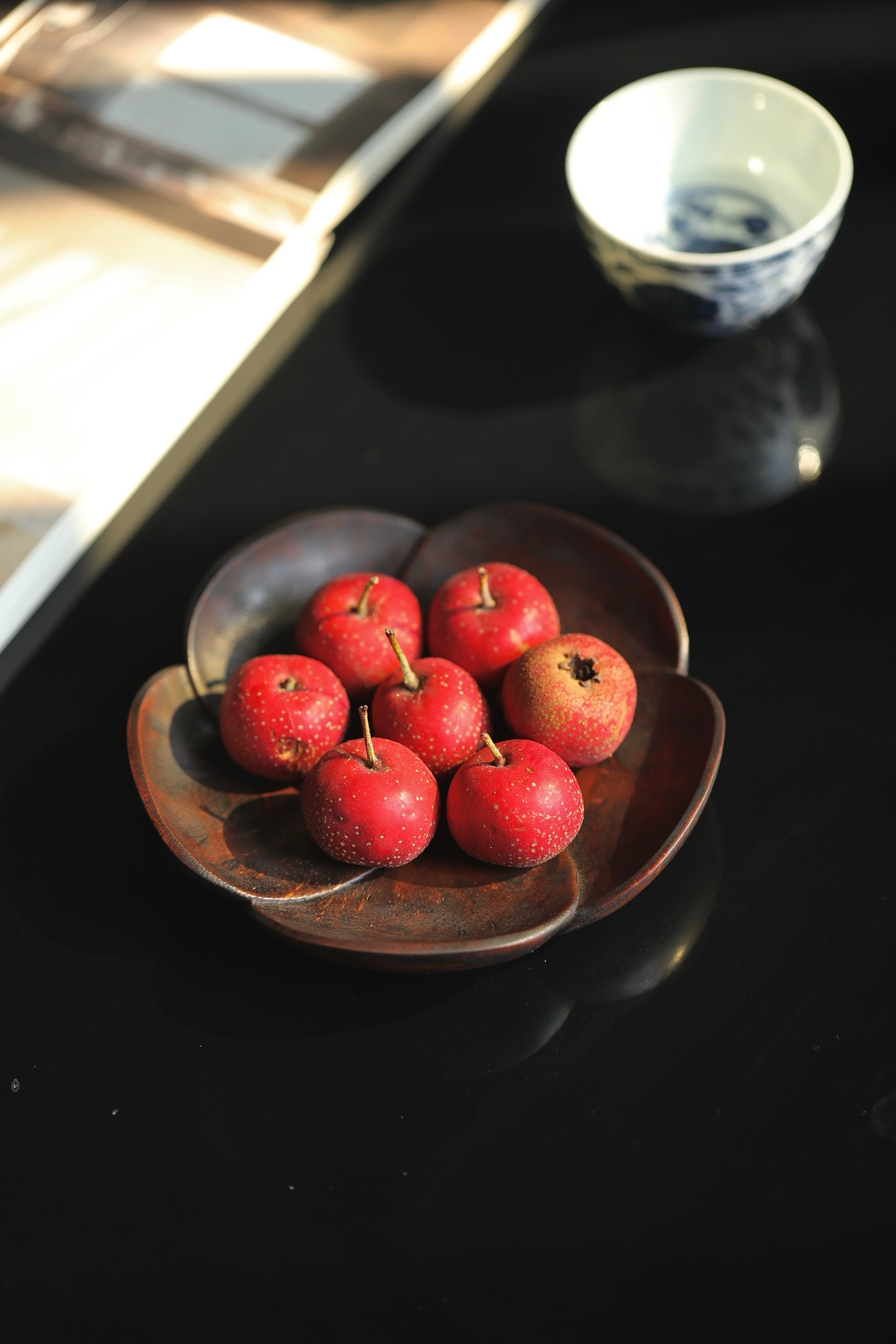 竹雕 | 梅花承盘这是一方竹雕梅花承盘，取梅花五瓣之形，盘曲有致，宛如一朵盛开在