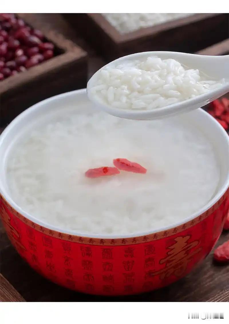 白露怎么过 周末约了湖北小妹，说要跟着她学酿白露米酒，等酿好温上小半杯，配着刚蒸