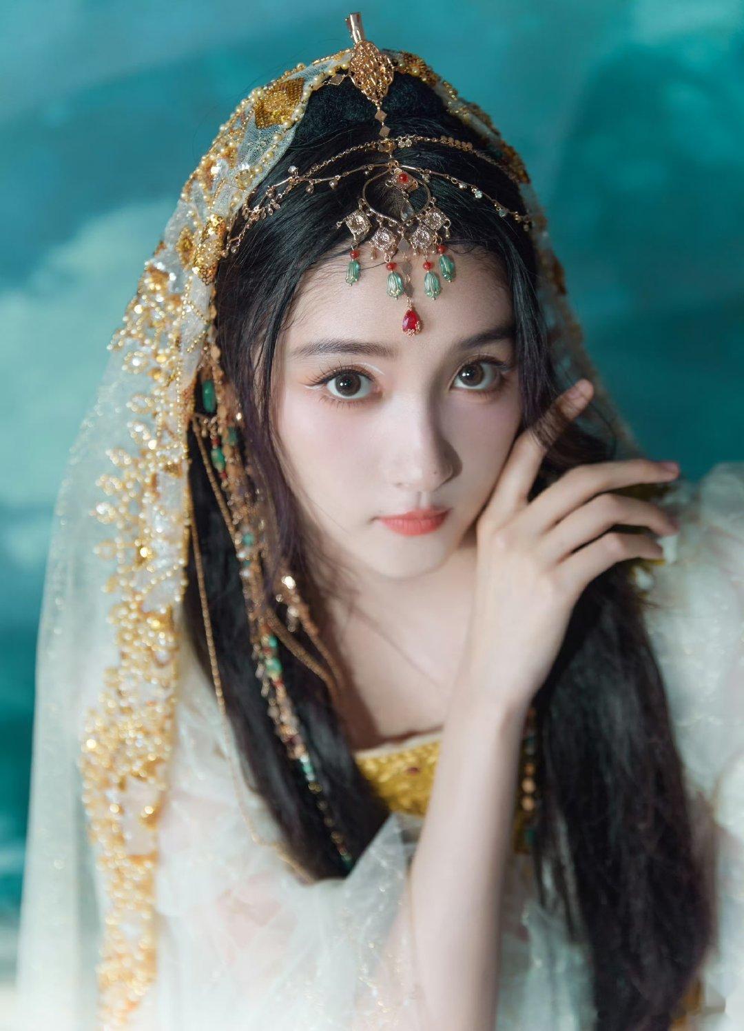 #关晓彤异域造型##关晓彤头纱能挡雨#[抱一抱][抱一抱]太美了吧 ​​​