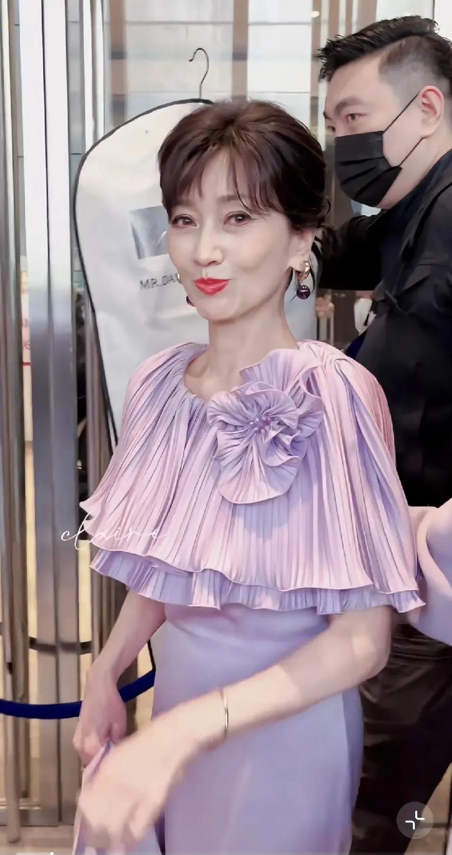 白娘子还年轻，小青都老了。
赵雅芝73岁了，陈美琪68岁。
年轻5岁的小青，比白