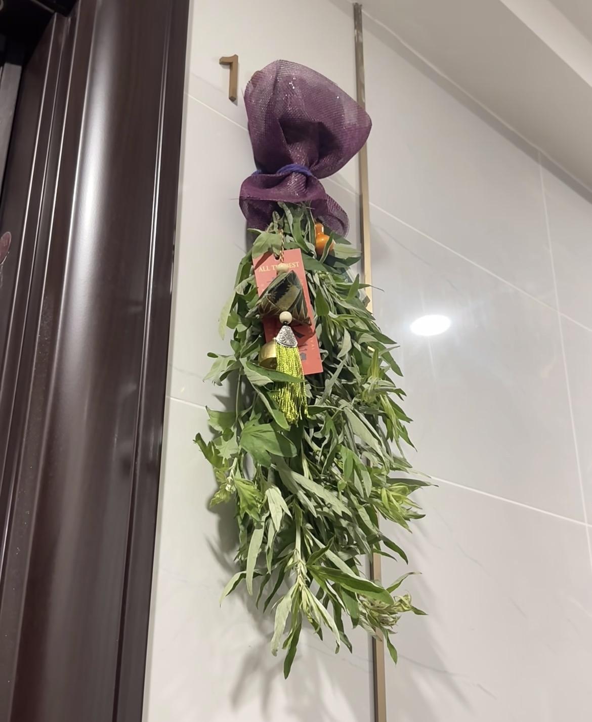 往年整栋楼寥寥几户门口摆艾草，今年放眼望去家家户户都安排上，变化真的特别明显。