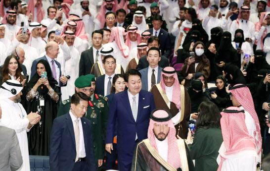 #韩国政治#【韩国总统尹锡悦访问沙特国王大学发表演讲】

正在对沙特阿拉伯进行国