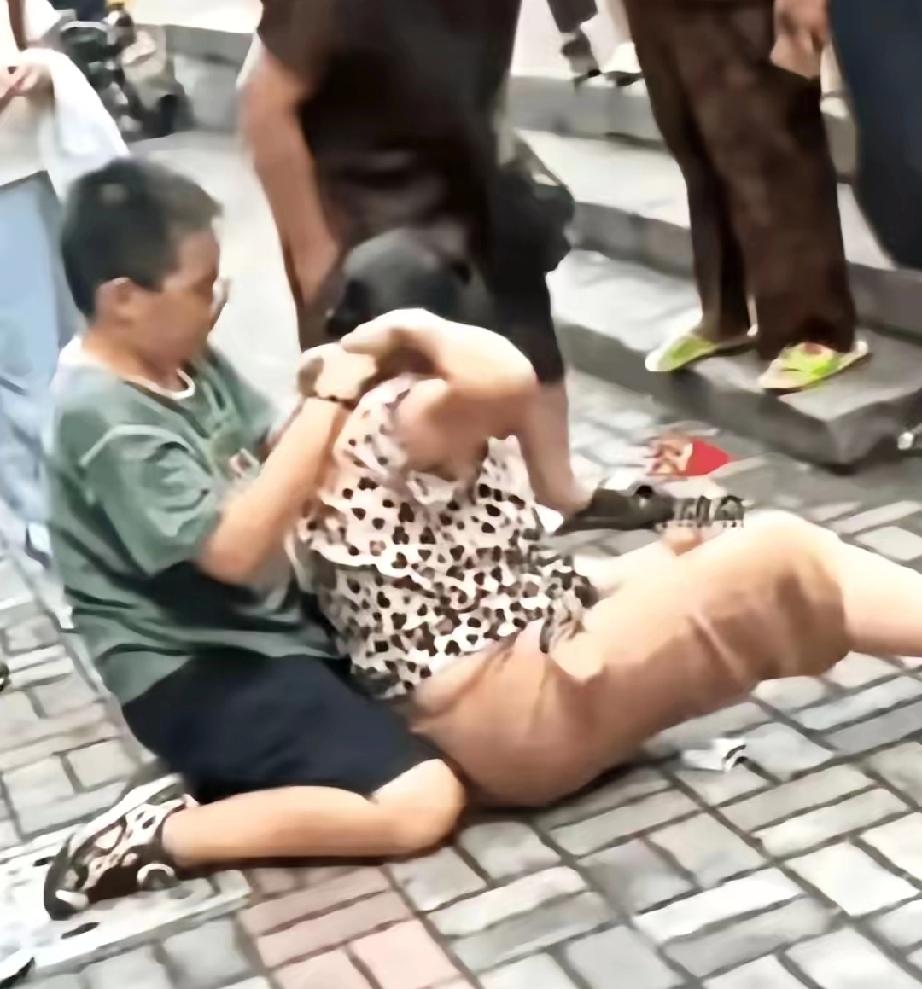 太痛心了！
学校门口，一位穿着时尚的奶奶，前来接六年级的孙子。这孙子身形壮硕，放