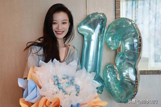 她晒美照庆祝，气质出众，状态极佳。 在娱乐圈这个光怪陆离的世界里，总有一些明星以