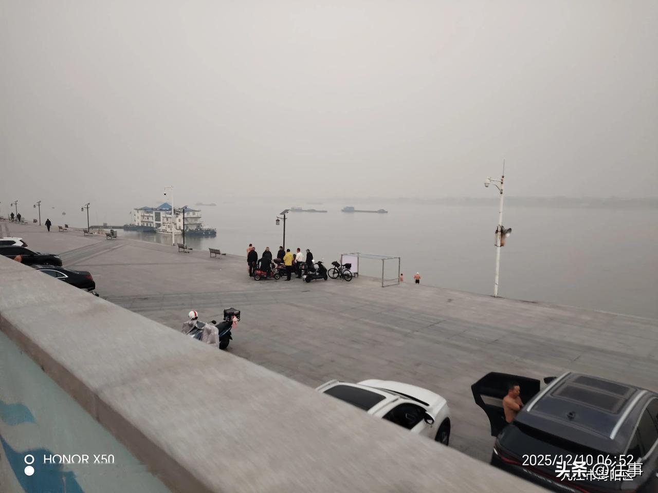 鸿蒙2025年度先锋体验长江岸边晨练《冬泳》“鸿蒙2025年度先锋体验”