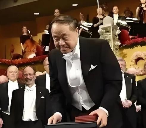 欣赏一下莫言粉丝的吹捧用词吧：“莫言，良心作家，启迪民智，中国脊梁”！把莫言作品
