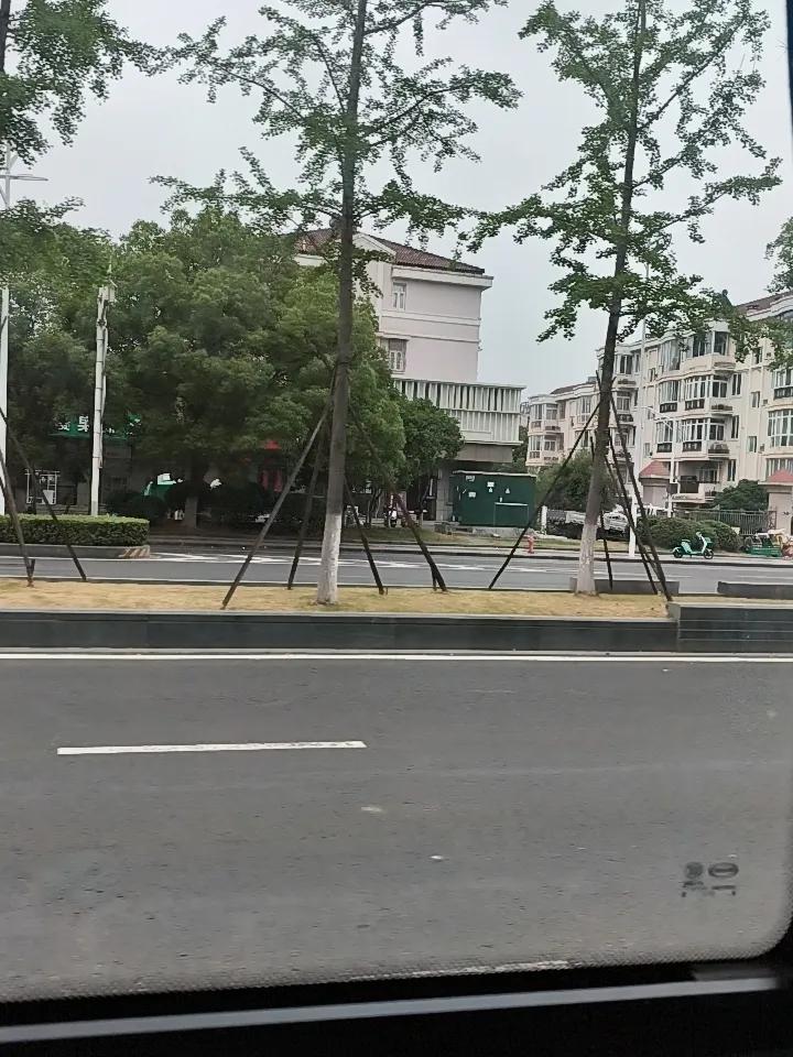 一方面，现在很多人择偶更看重物质经济，情感基础薄弱。没了真情深爱，同频共振，很容