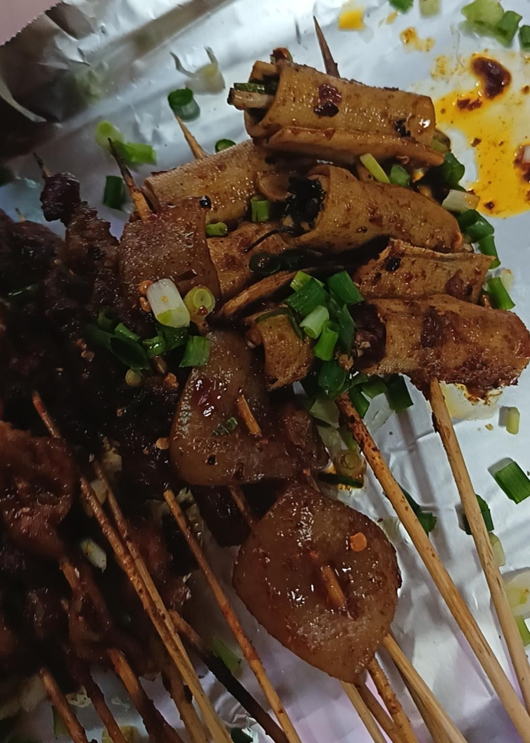 忙里偷闲的傍晚，最惬意的事莫过于寻个烟火气的小摊，点上几串烧烤。
 
铝箔盘里的