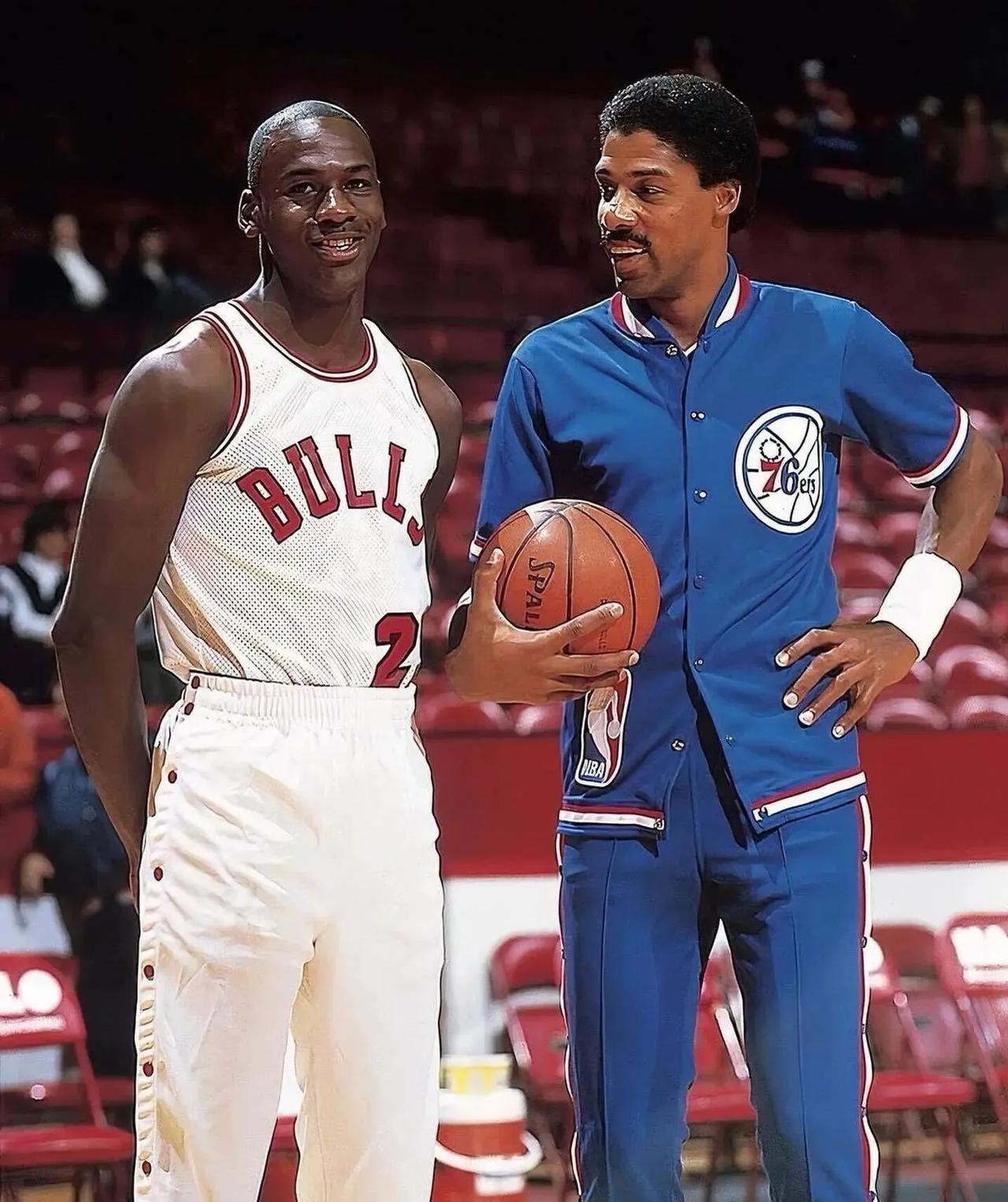 偶像也🈶偶像！篮球🏀之神乔丹的偶像！
     照片里的乔丹穿着公牛队白色球