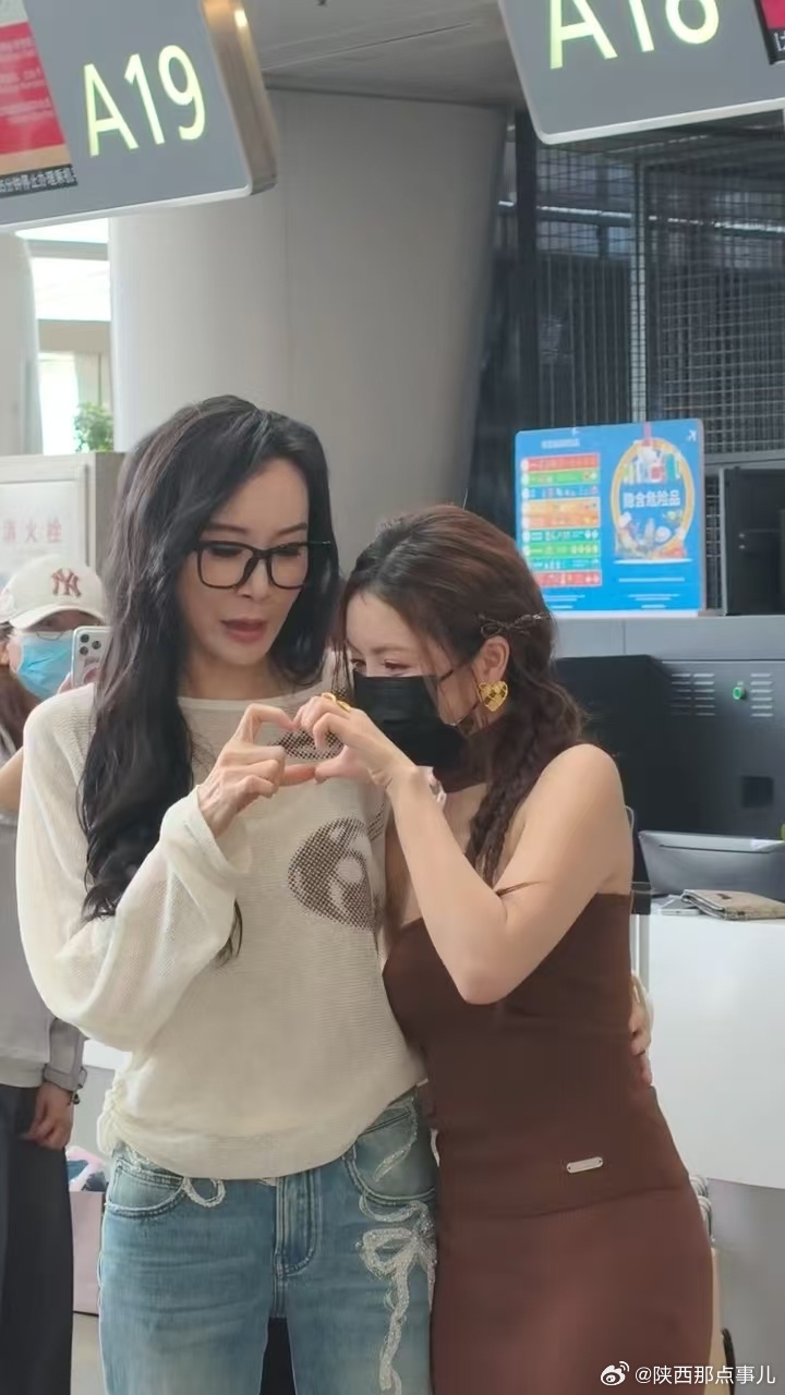 网友飞机上偶遇萧蔷和安崎 网友在飞机上偶遇萧蔷和安崎，两人这是去干嘛？难道是安崎