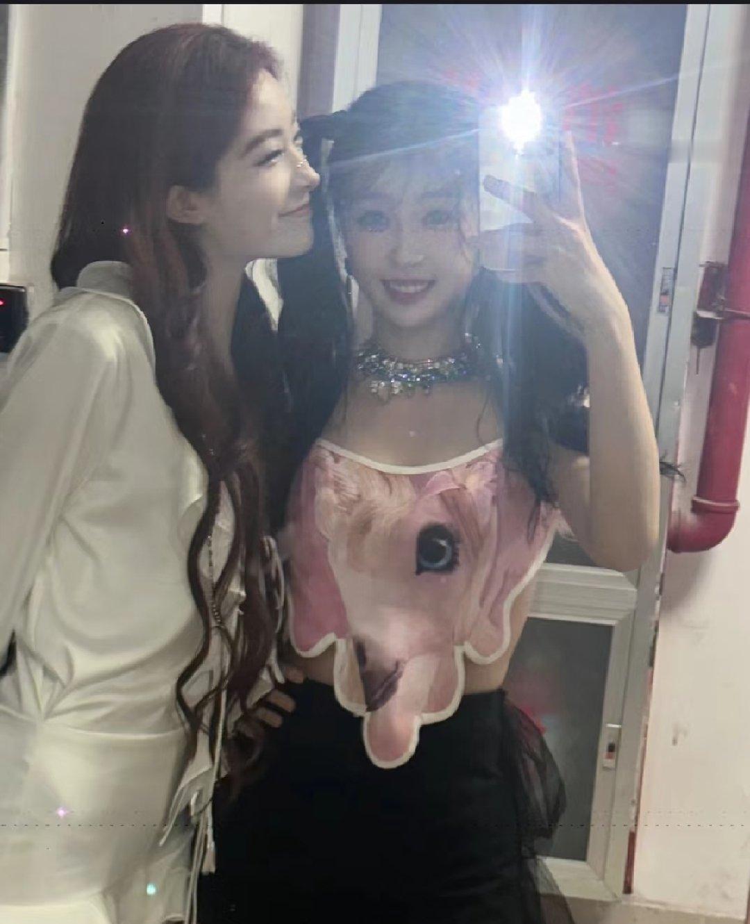 喻言看虞书欣的眼神嗑疯了！喻言这个眼神真的绝了，婧妹的感情也太让人羡慕了吧！ 