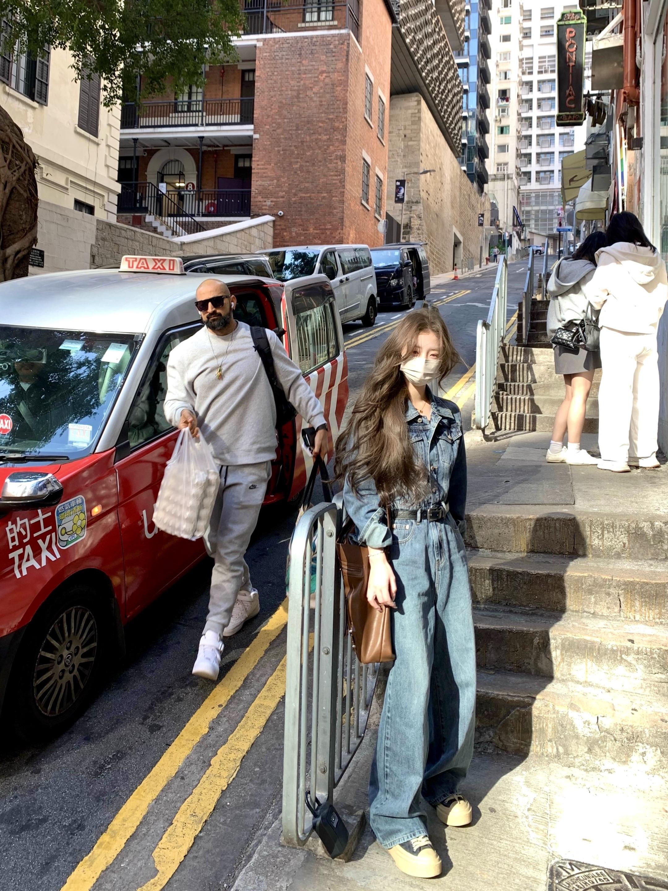 一本正经游客照 穿搭 牛仔裤 复古穿搭 香港