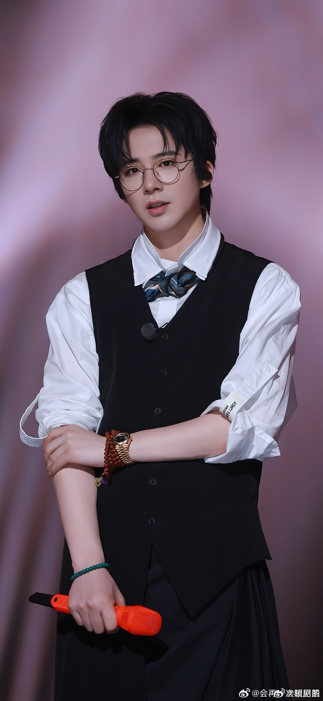 刘宇宁谁教你的这么会拍 玫瑰丛生里小贝理性又深情，每一个眼神都经得起细品，地球超