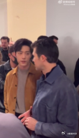 肖战看秀状态和待遇都是顶级 肖战这次看秀造型太出圈了！一月新发布的2026秋冬男