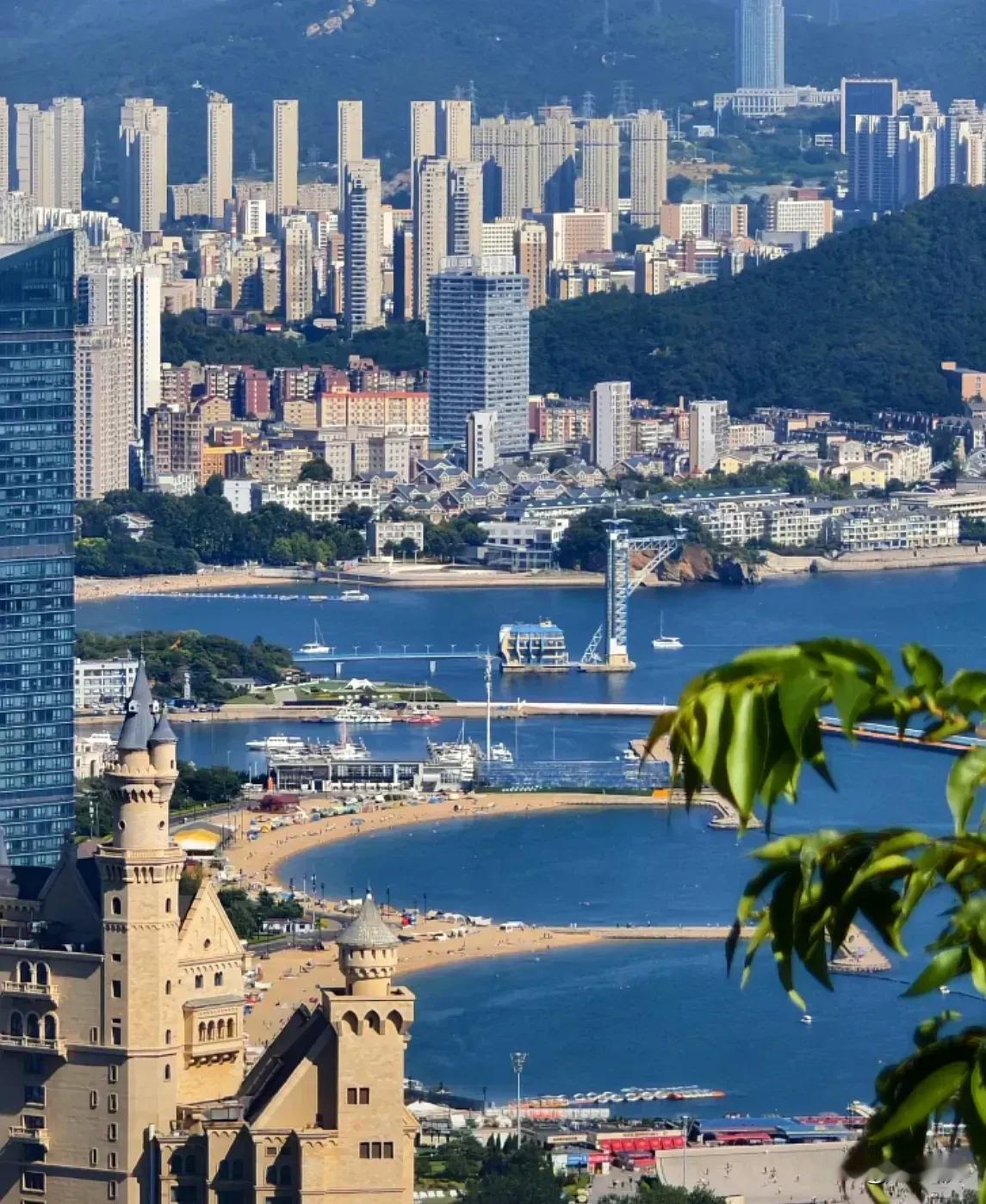 青岛作为山东省的重要城市，近年来在经济、文化等方面取得了显著的发展成就。青岛的地