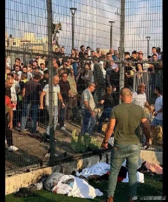 据说是真主党火箭击中了以色列一个足球场。其中一处体育场正举行青少年足球比赛，已致