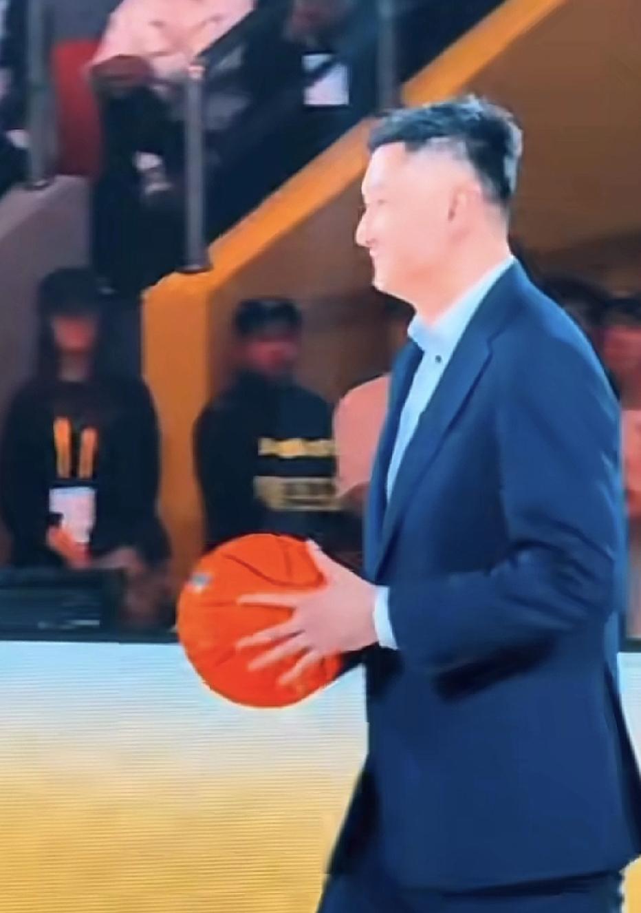 杜锋太忙了，昨天晚上还是江苏南通打CBA，今晚急忙回来出席粤BA开幕式，明天他又