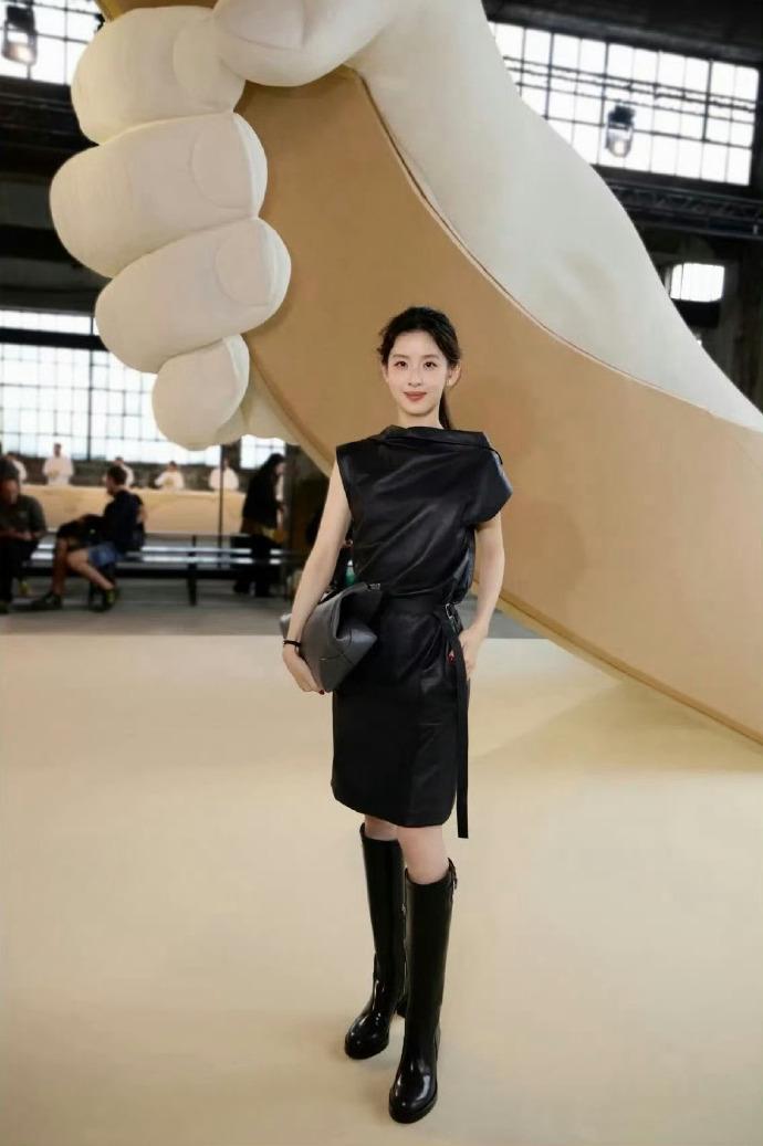 最近章泽天现身巴黎时装周，她这次穿了一件黑色的皮裙，看上去很有气质。

章泽天这